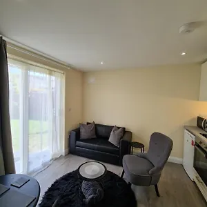 Cosy Self Contained Space Near Airport Appartement